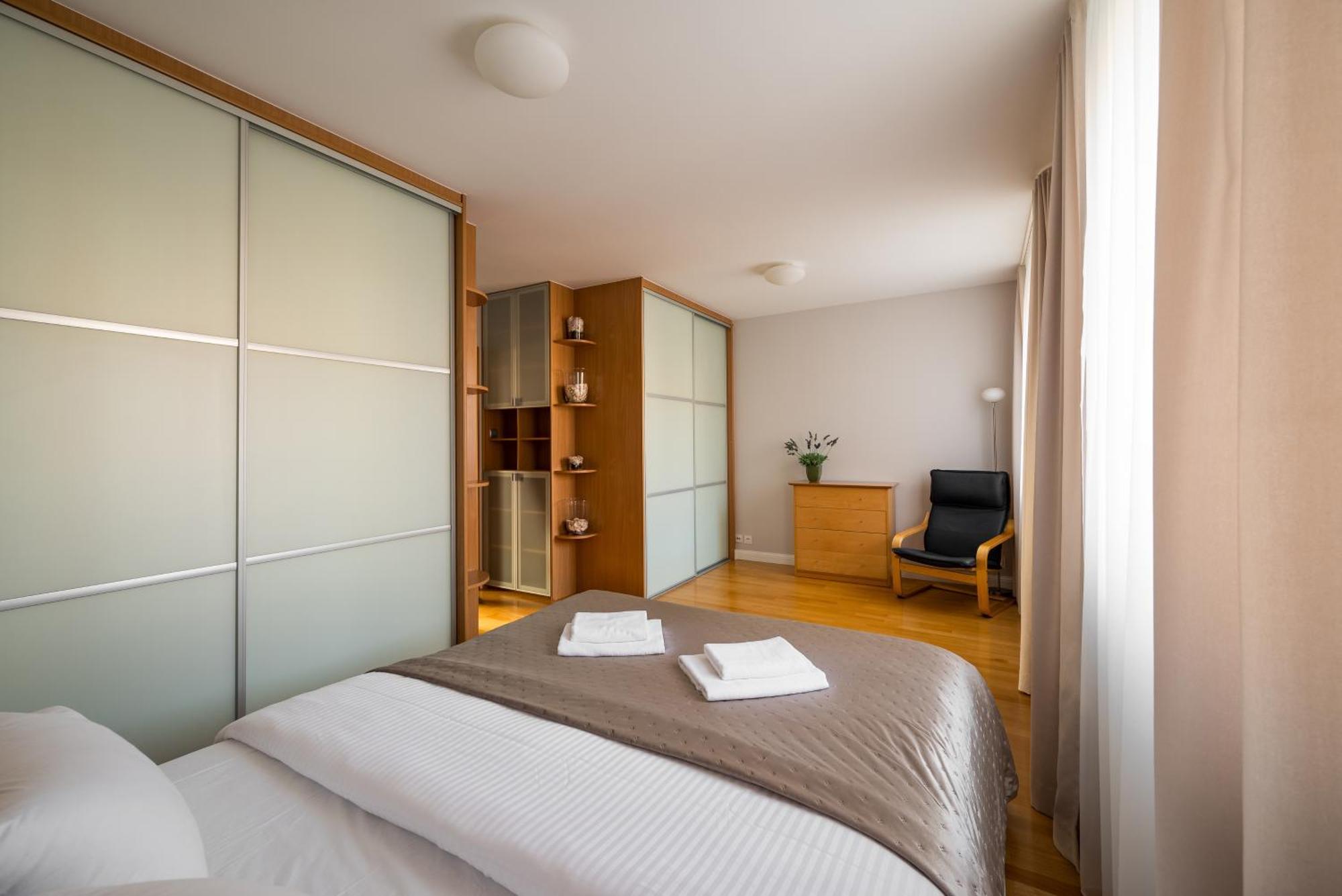Metro Imielin 2-bedroom Apartament